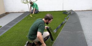 como e feita a instalaçao da grama sintetica para jardim