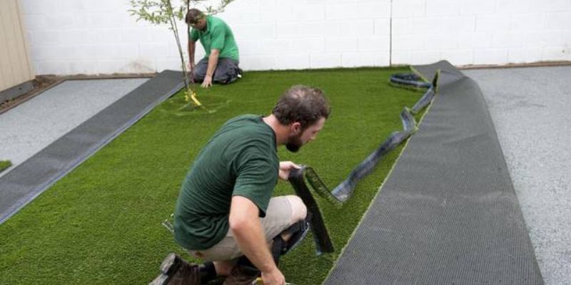 como e feita a instalaçao da grama sintetica para jardim
