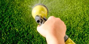 pode molhar grama sintetica para jardim