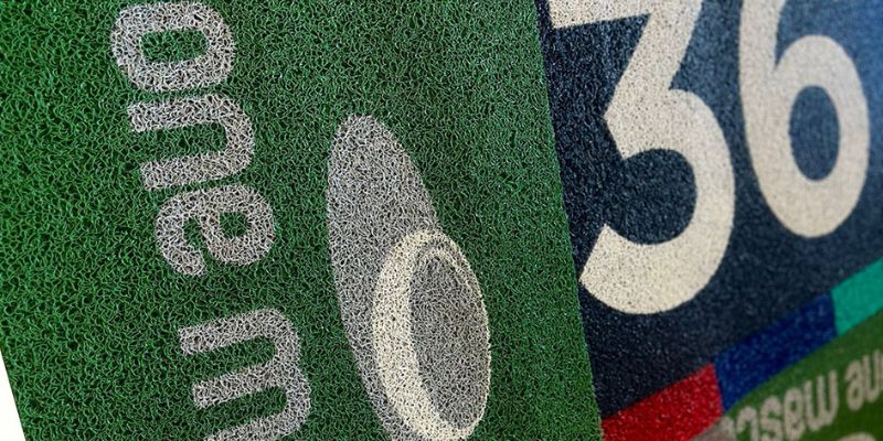 Imagem de um tapete verde com nome personalizado, destacando exclusividade e estilo.