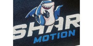 Imagem de tapete de porta personalizado da marca Shark, destacando design exclusivo e qualidade.