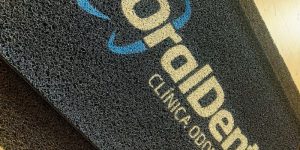 Imagem de tapete de vinil personalizado da marca Oral Dent, destacando design profissional e durabilidade.